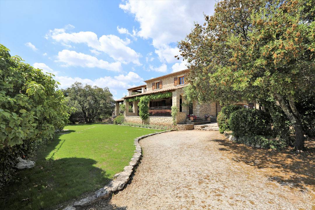 Gordes, maison 6 chambres avec dépendances sur superbe terrain clos   