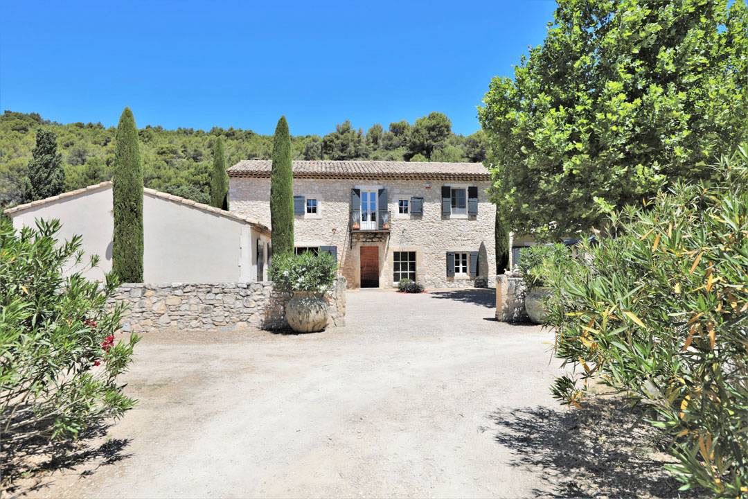 superbe propriété en Luberon avec piscine et dépendances   