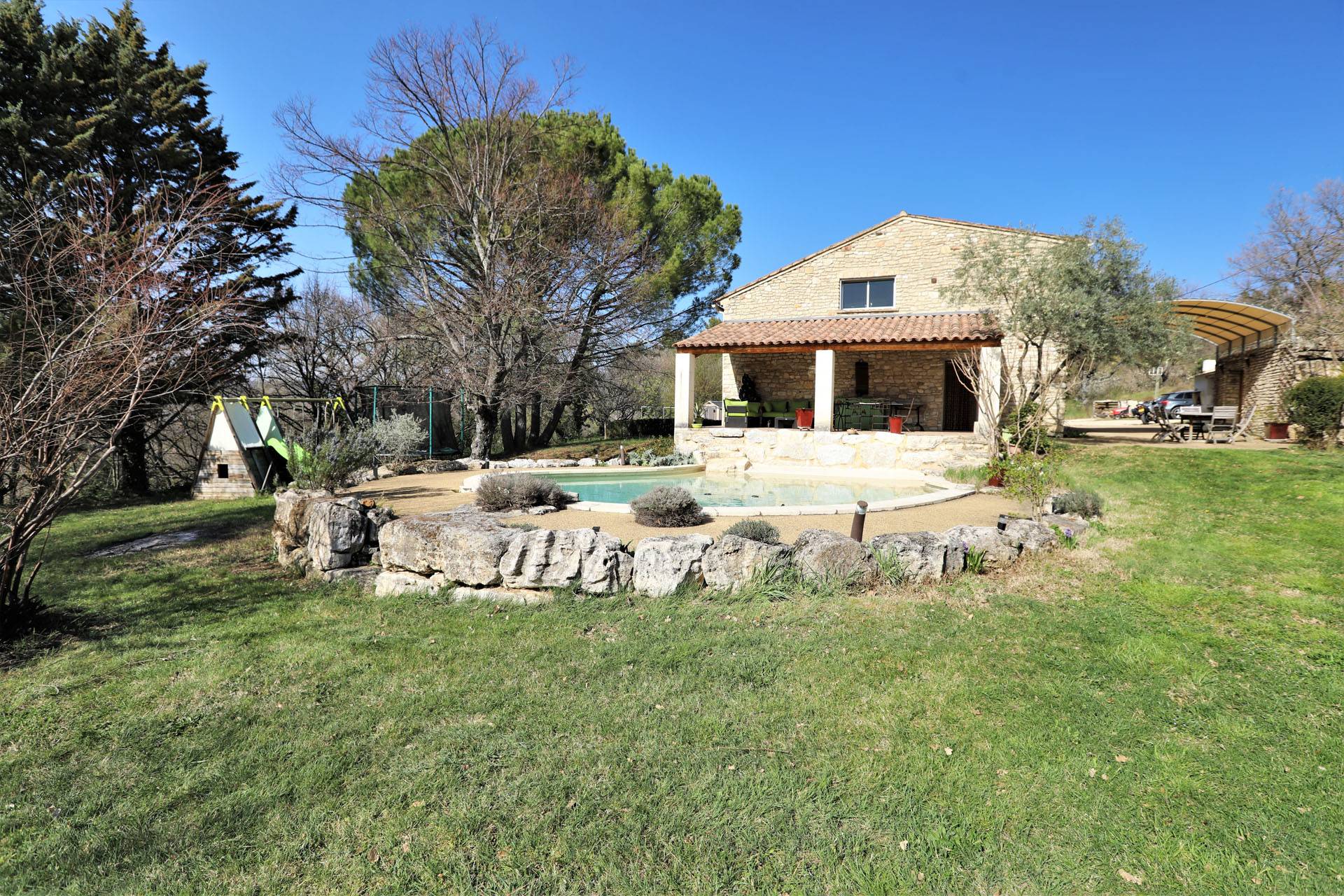 Luberon, maison avec piscine sur plus de 9000m²   