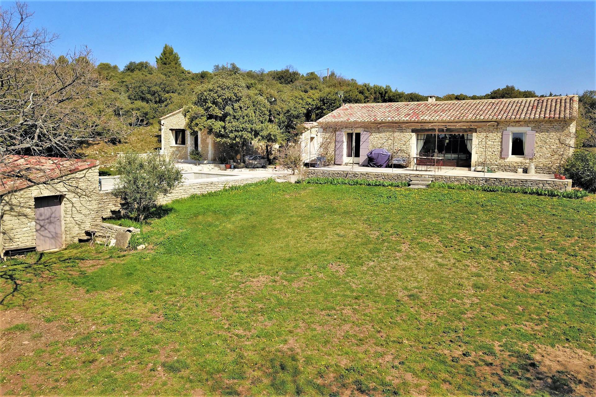Gordes, propriété avec deux habitations et piscine sur les hauteurs   