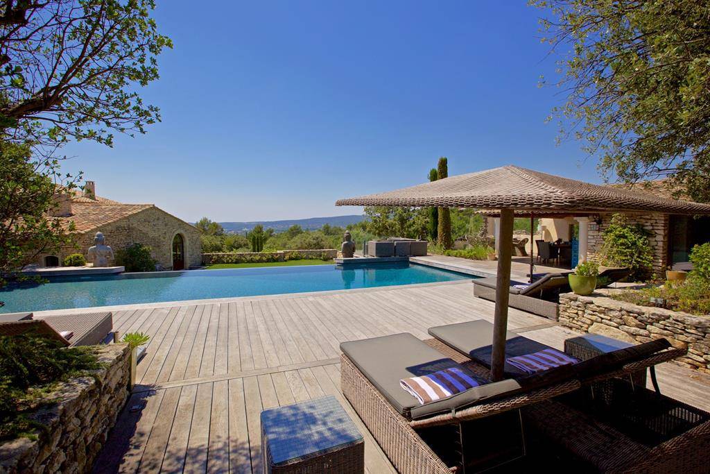 GORDES, SUPERBE PROPRIÉTÉ DE PRESQUE 2,5 HECTARES AU GRAND CALME   