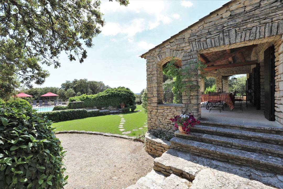 Gordes, maison 6 chambres avec dépendances sur superbe terrain clos   