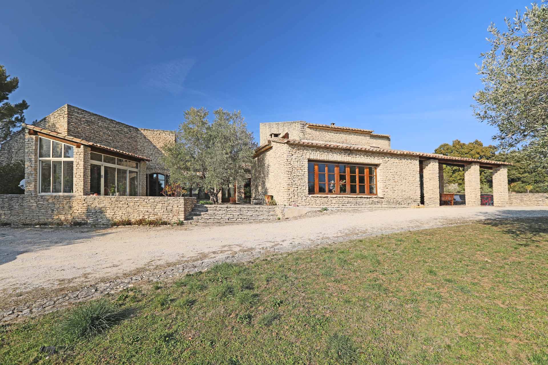 Superbe propriété sur plus de 4,3 hectares en campagne de Gordes   