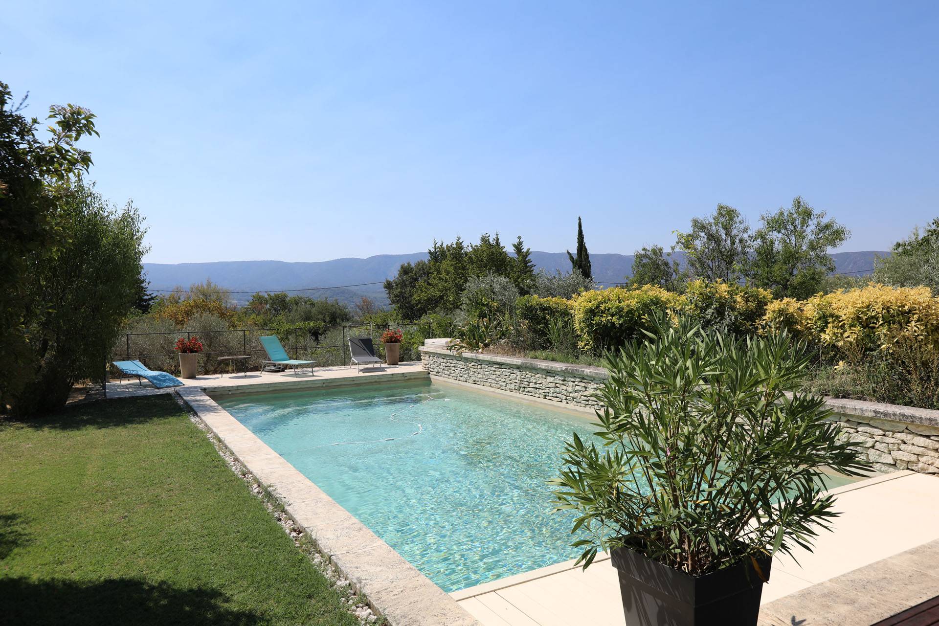 Piscine sur terrain de propriété de prestige avec vue panoramique à Gordes en Luberon