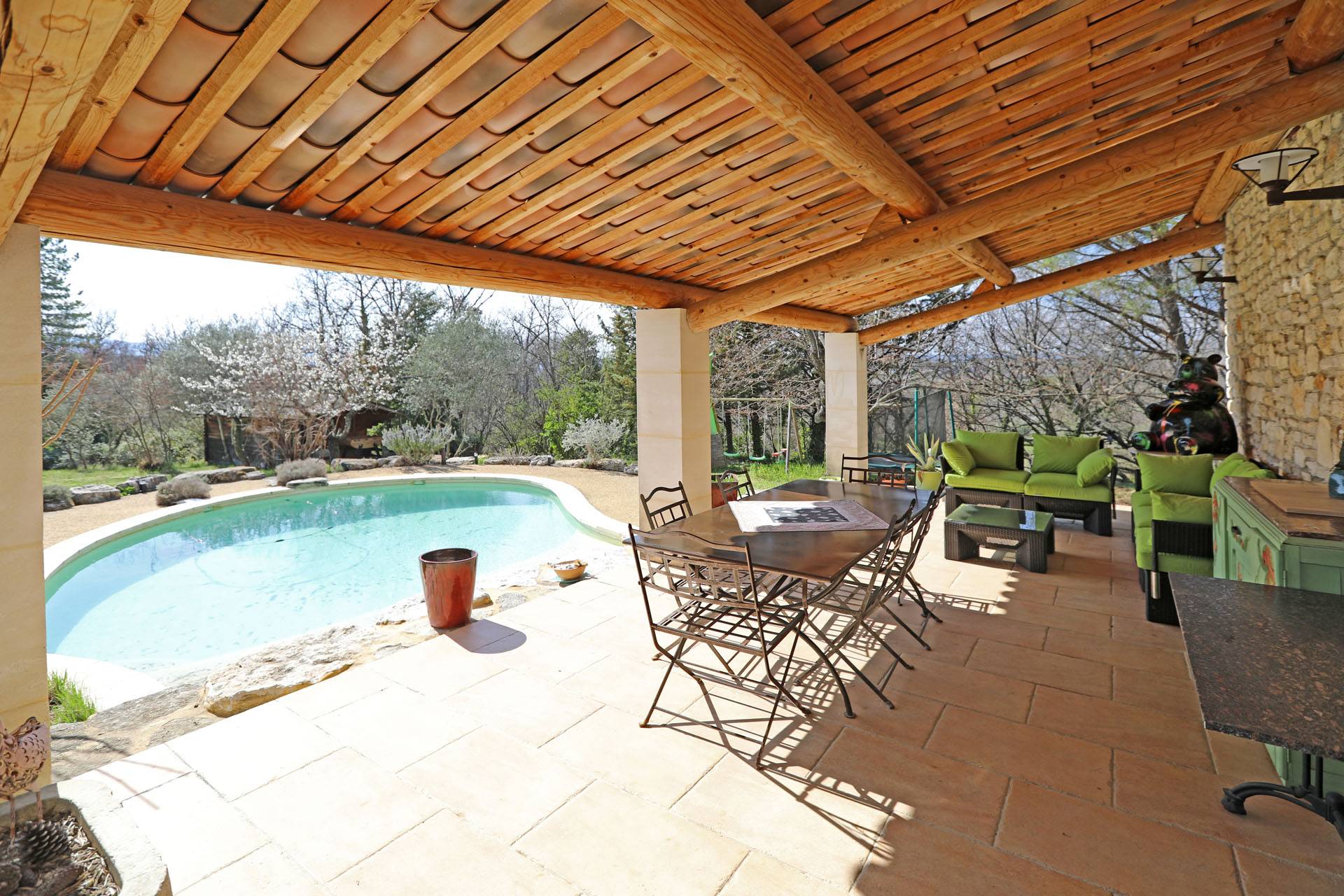 Luberon, maison avec piscine sur plus de 9000m²   