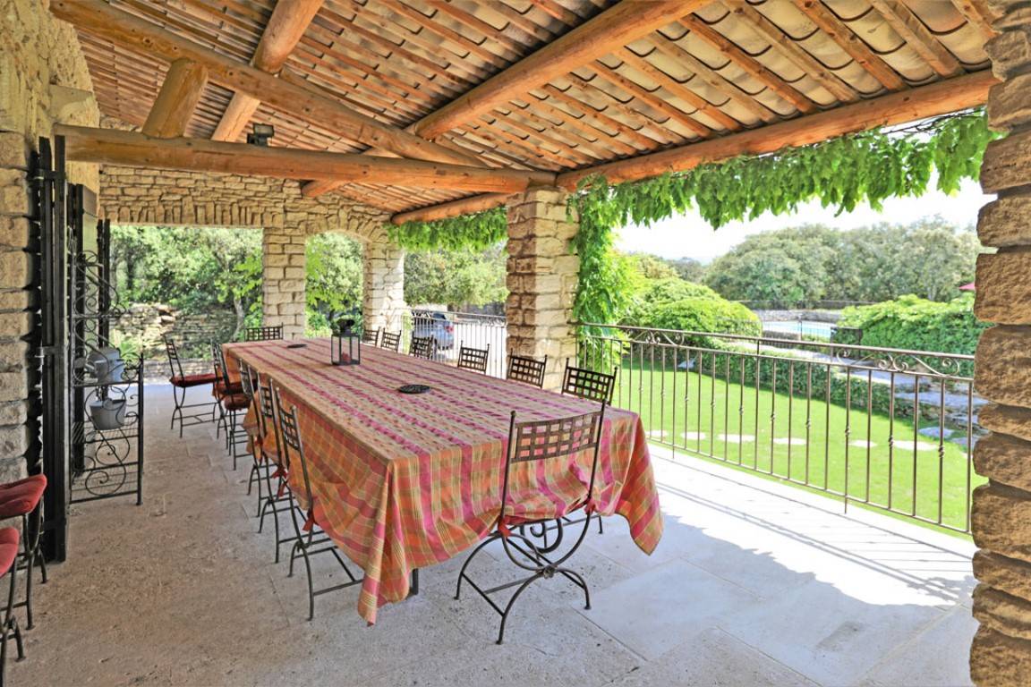 Gordes, maison 6 chambres avec dépendances sur superbe terrain clos   