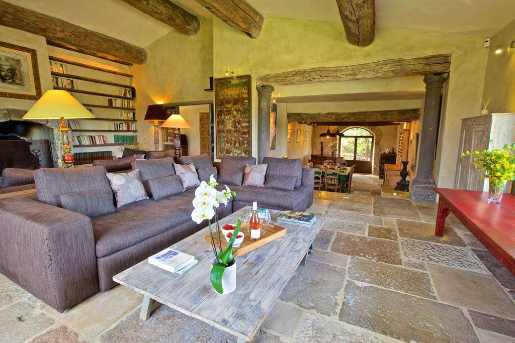 GORDES, SUPERBE PROPRIÉTÉ DE PRESQUE 2,5 HECTARES AU GRAND CALME   