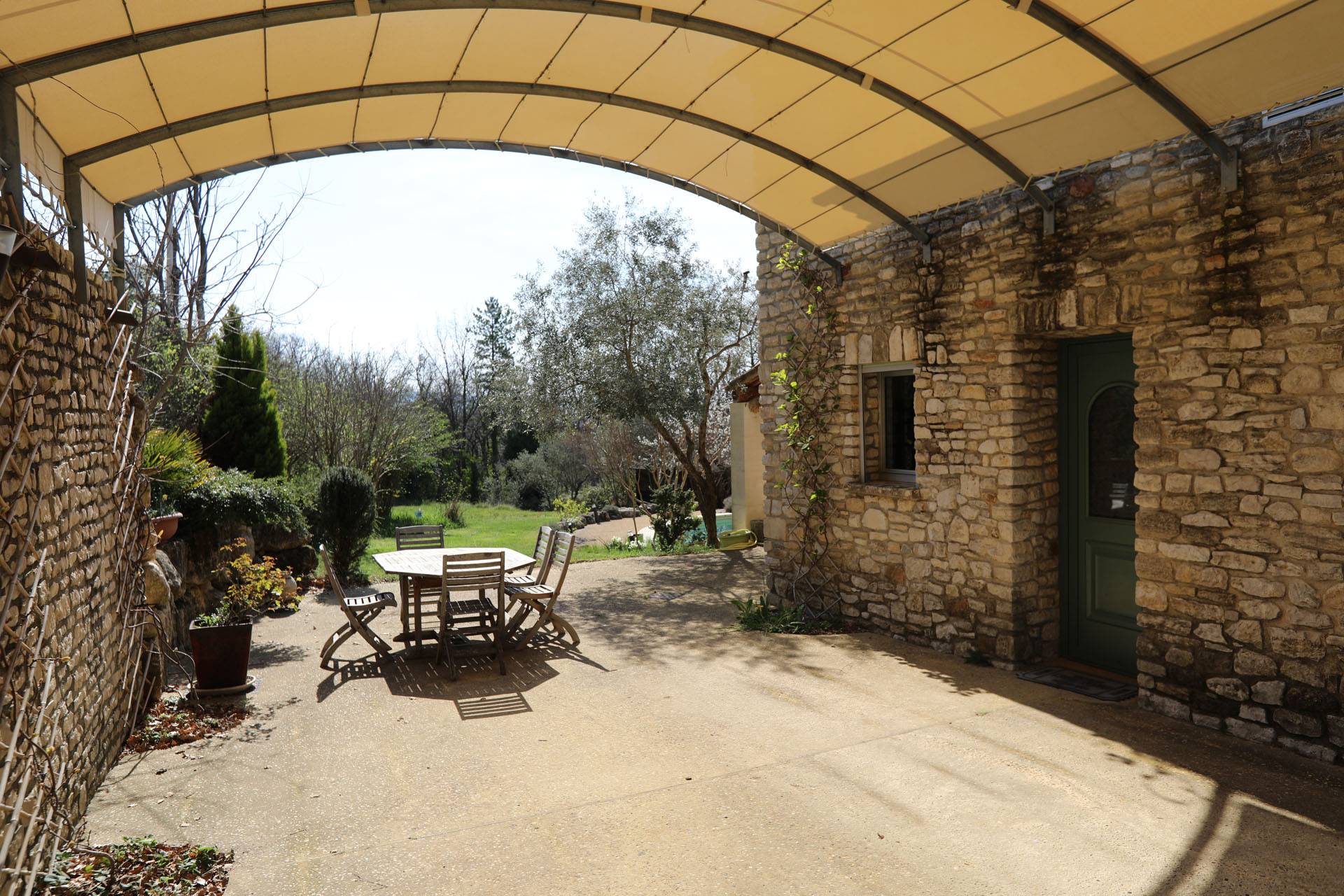 Luberon, maison avec piscine sur plus de 9000m²   