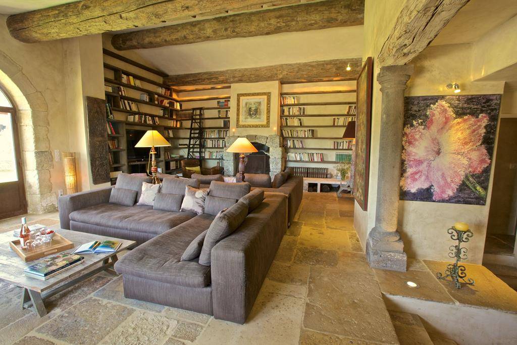 GORDES, SUPERBE PROPRIÉTÉ DE PRESQUE 2,5 HECTARES AU GRAND CALME   