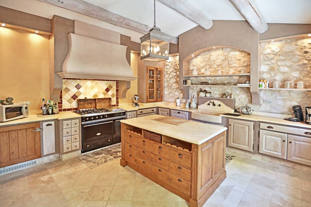 superbe propriété en Luberon avec piscine et dépendances   