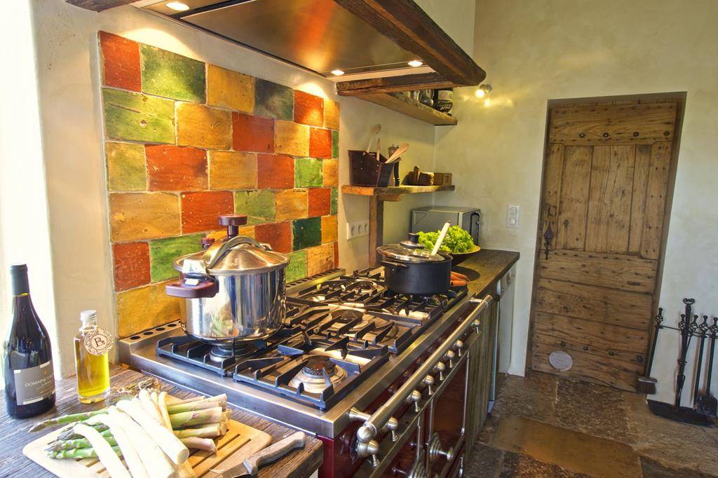 GORDES, SUPERBE PROPRIÉTÉ DE PRESQUE 2,5 HECTARES AU GRAND CALME   