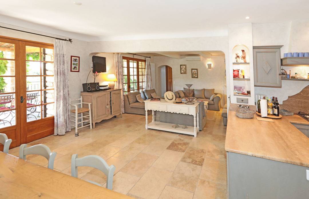 Gordes, maison 6 chambres avec dépendances sur superbe terrain clos   