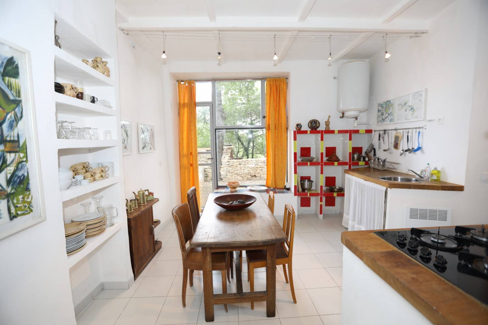 en Luberon, ensemble remarquable d'architecture unique offrant 9 habitations    