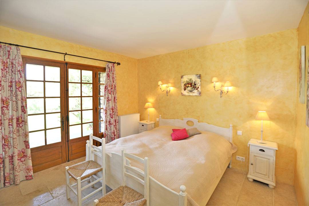 Gordes, maison 6 chambres avec dépendances sur superbe terrain clos   