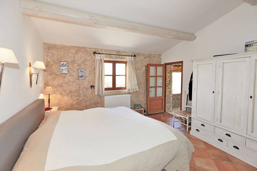 Gordes, maison 6 chambres avec dépendances sur superbe terrain clos   