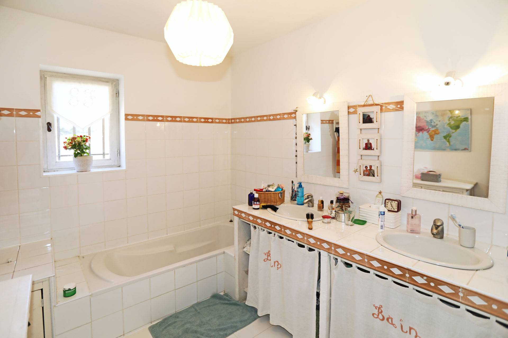 Gordes, propriété avec deux habitations et piscine sur les hauteurs   