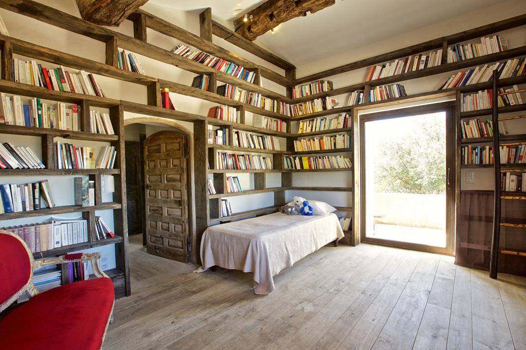 GORDES, SUPERBE PROPRIÉTÉ DE PRESQUE 2,5 HECTARES AU GRAND CALME   