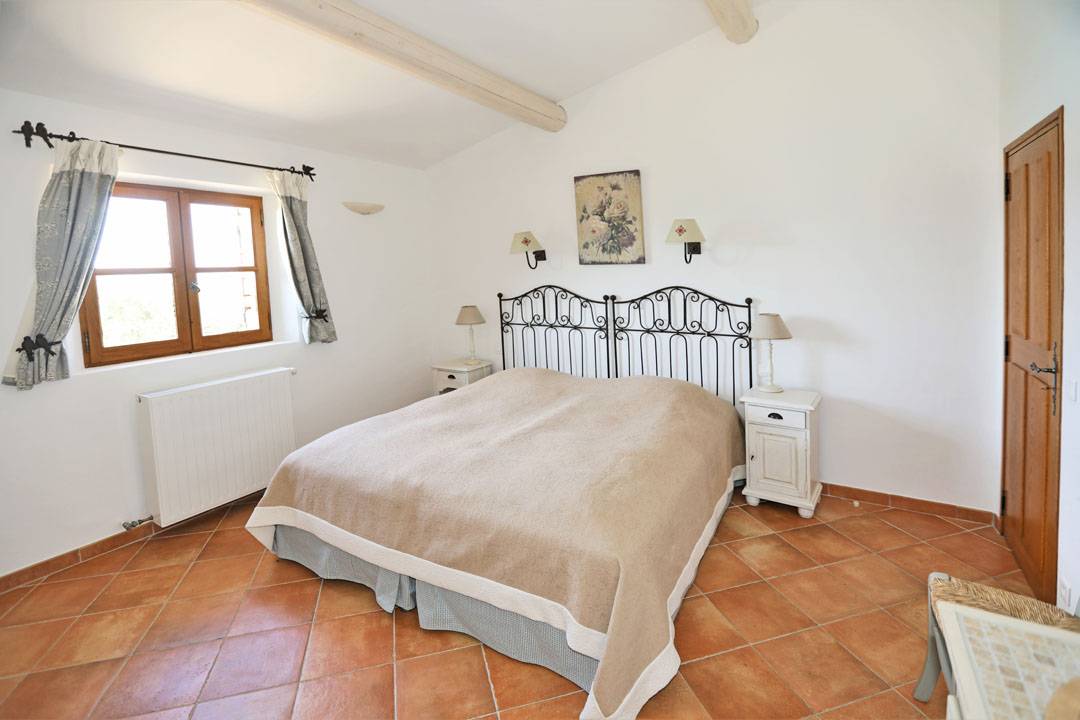 Gordes, maison 6 chambres avec dépendances sur superbe terrain clos   