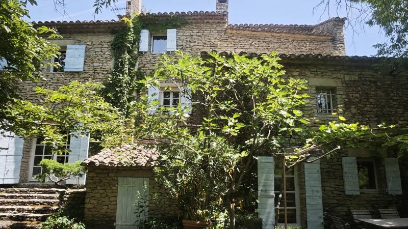 Maison de gardiens sur une parcelle séparée.