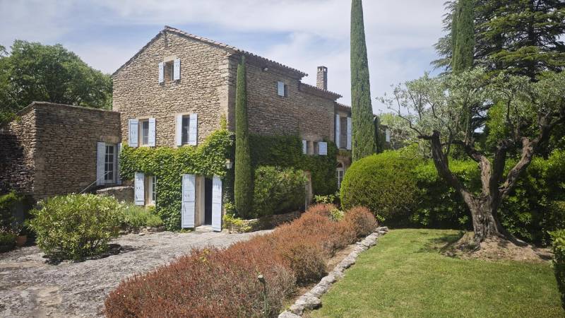 A Gordes, superbe mas avec piscine  et sa maison de gardien sur plus d'un hectare de terrain.