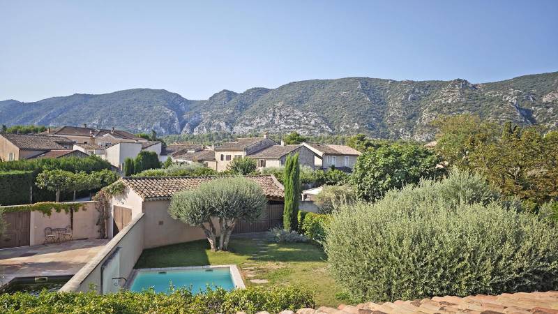 Au cœur du village de Maubec, maison mitoyenne récente avec garage et piscine