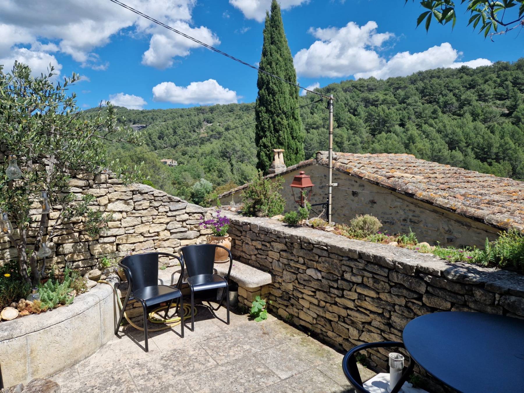 MAISON DE VILLAGE AVEC TERRASSES ET VUES   