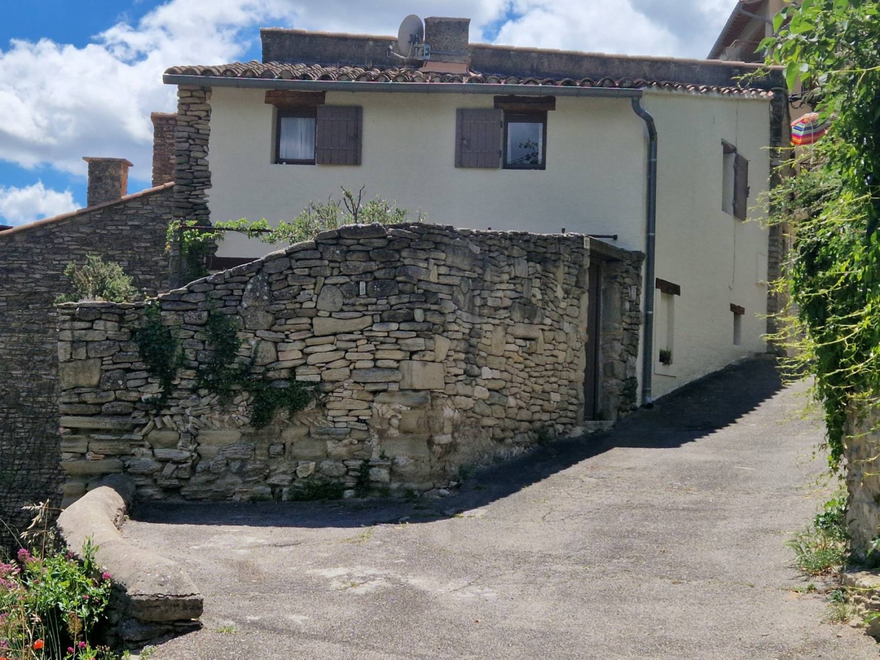 MAISON DE VILLAGE AVEC TERRASSES ET VUES   