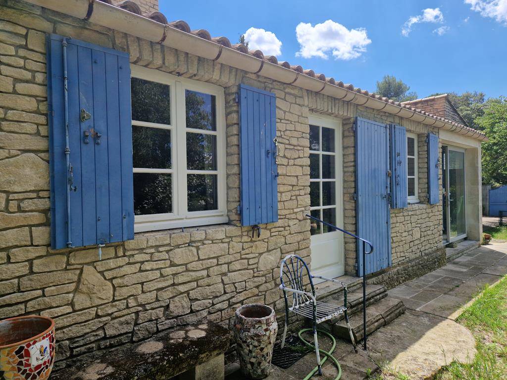 Maison en pierres à rafraîchir avec vue à 2 pas du village de Lagnes sur près de 3 000 m².