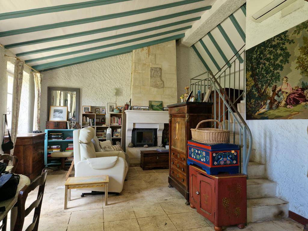 Maison en pierres à rafraîchir avec vue à 2 pas du village de Lagnes sur près de 3 000 m².