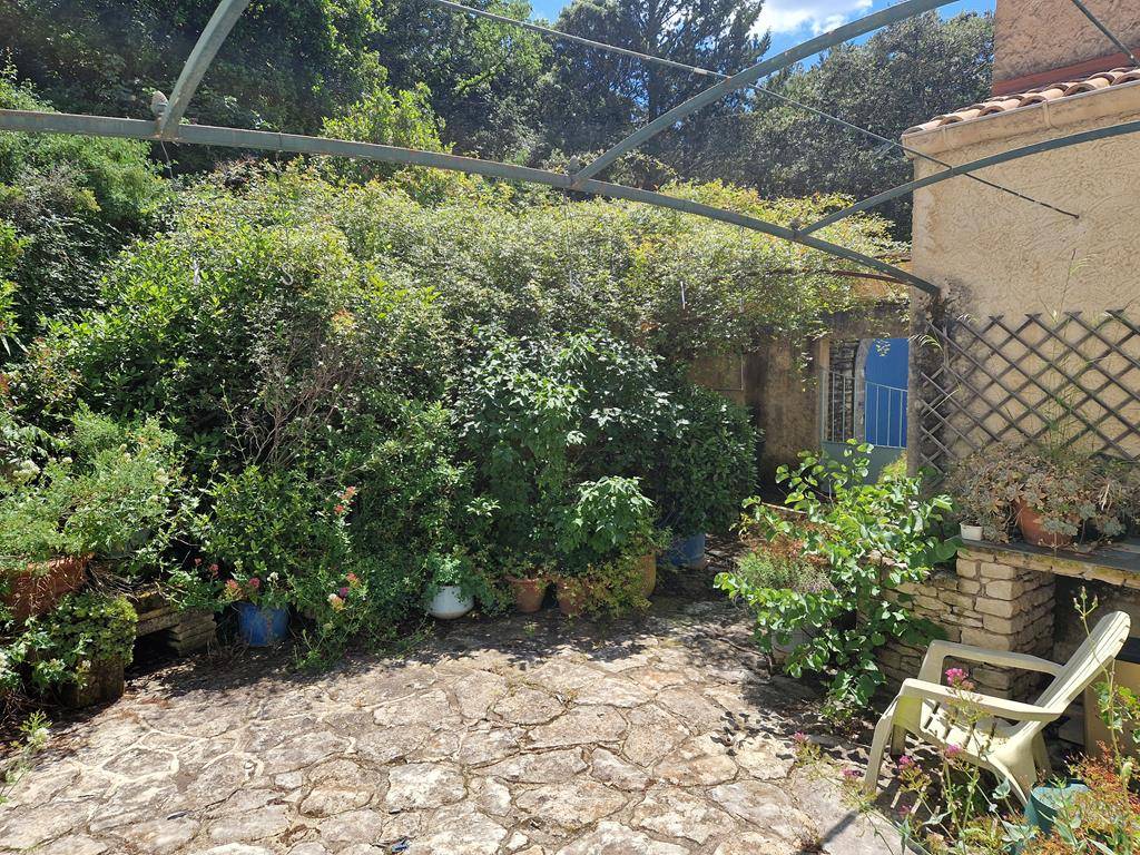 Maison en pierres à rafraîchir avec vue à 2 pas du village de Lagnes sur près de 3 000 m².