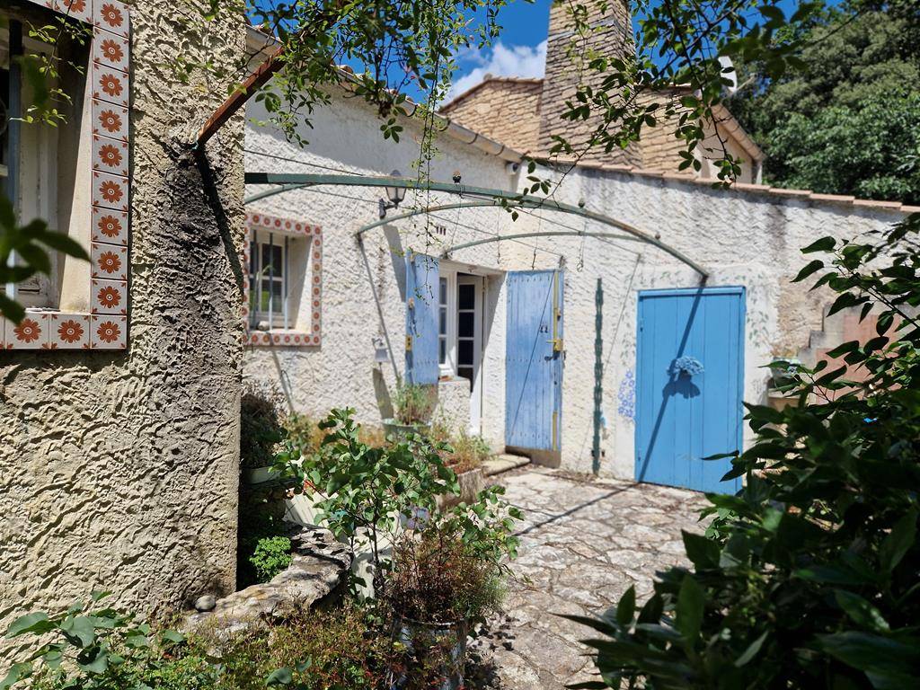 Maison en pierre à rénover à Lagnes dans le Luberon