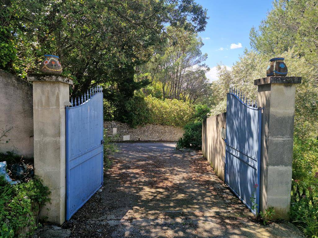 Maison en pierres à rafraîchir avec vue à 2 pas du village de Lagnes sur près de 3 000 m².