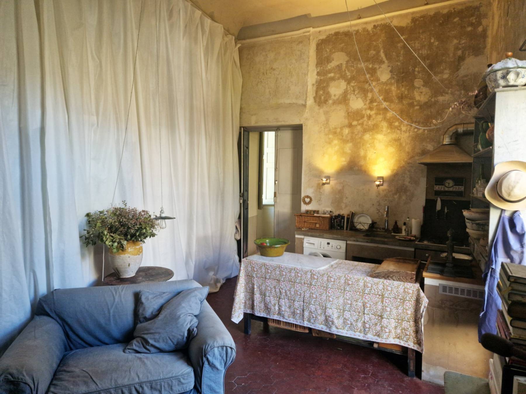 EN COEUR DE VILLE A APT, ENSEMBLE IMMOBILIER REPARTI EN QUATRE LOTS   