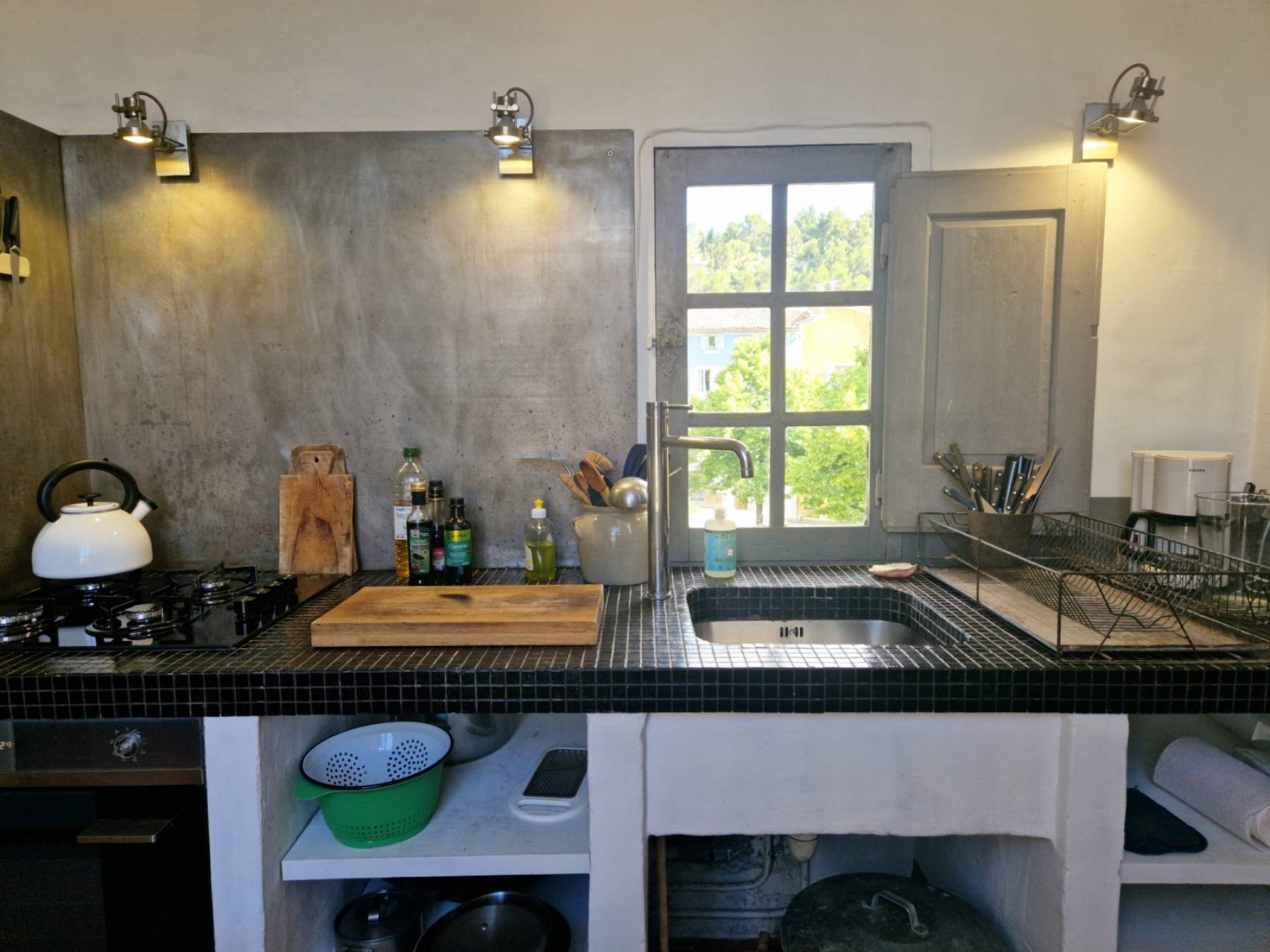 EN COEUR DE VILLE A APT, ENSEMBLE IMMOBILIER REPARTI EN QUATRE LOTS   