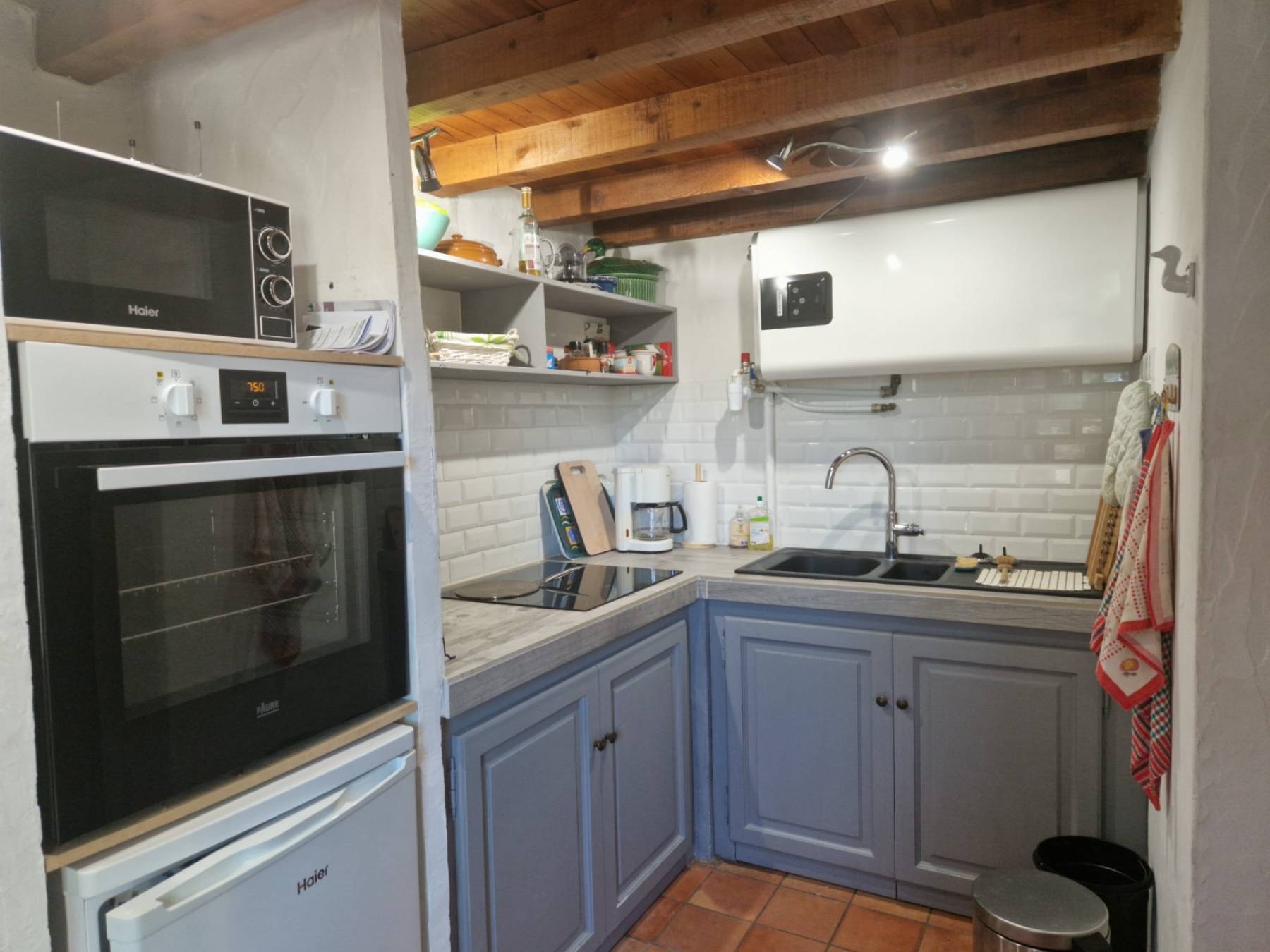 BIEN VENDU A la vente, cabanon avec vue sur plus de 6000 m² de terrain non constructible à Gordes.