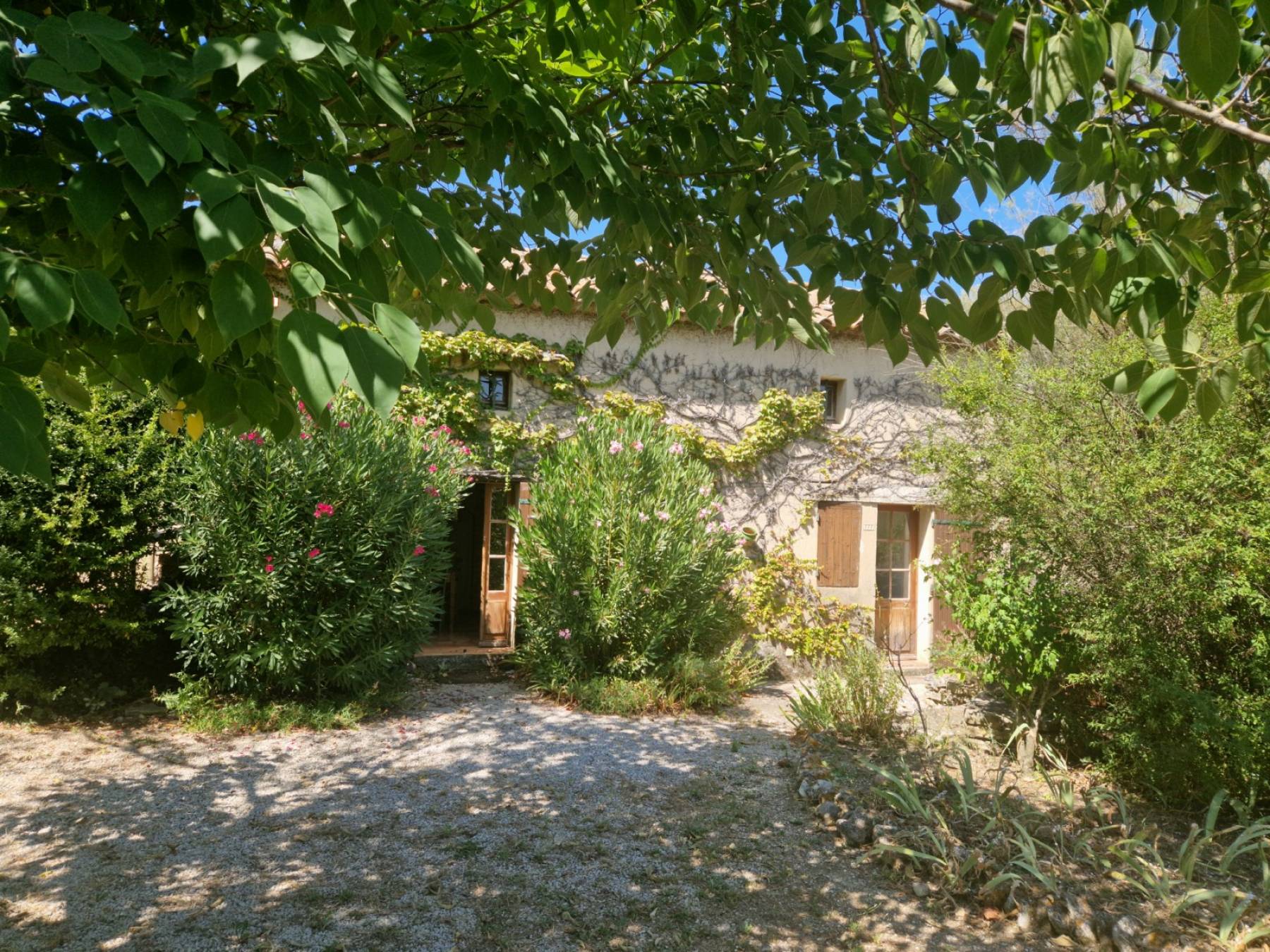 BIEN VENDU A la vente, cabanon avec vue sur plus de 6000 m² de terrain non constructible à Gordes.