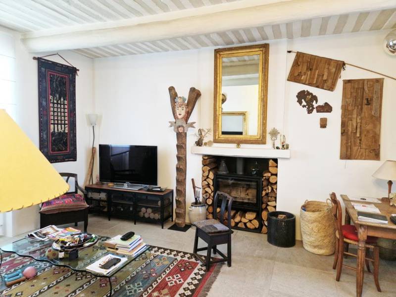 Goult, maison de village parfaitement restaurée avec cour.