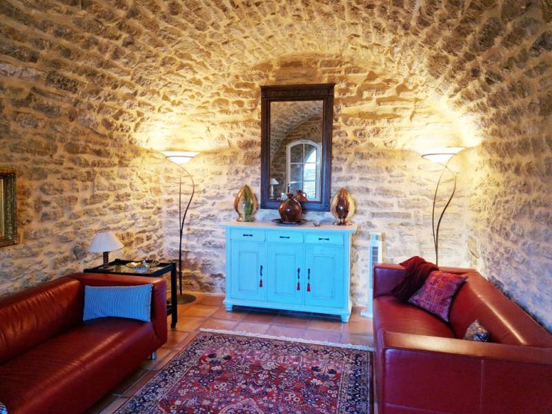 Goult, maison de village parfaitement restaurée avec cour.
