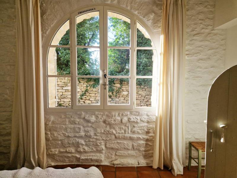 Goult, maison de village parfaitement restaurée avec cour.