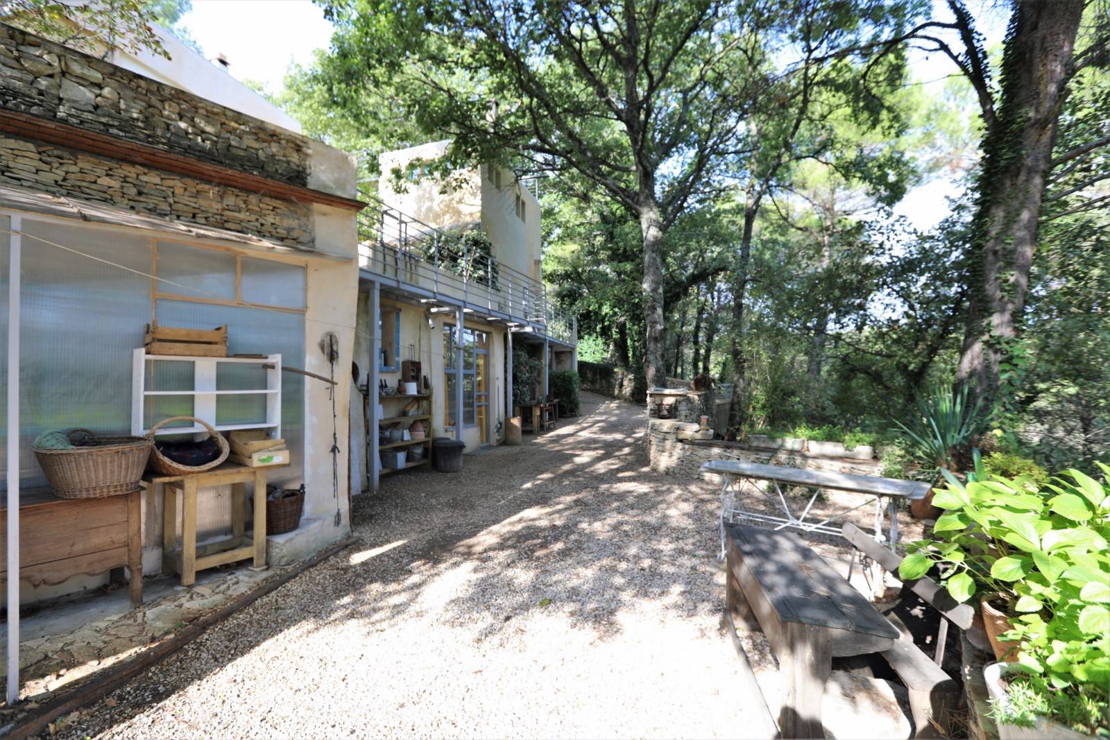 en Luberon, ensemble remarquable d'architecture unique offrant 9 habitations    