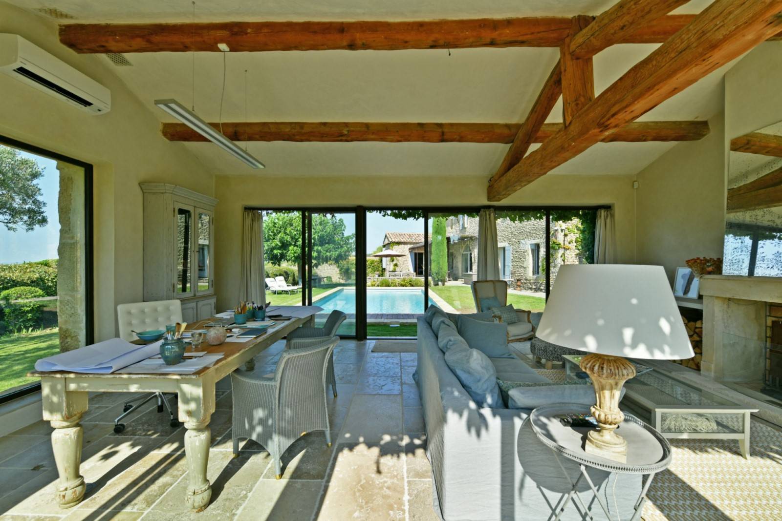 Gordes : Maison en pierres avec piscine en bordure de village   
