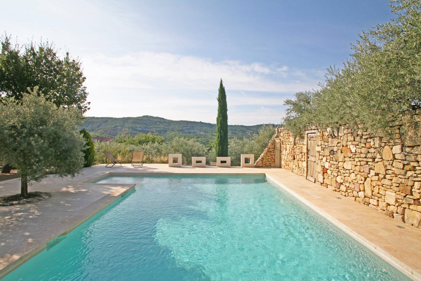 Exclusivité à Rustrel : maison à deux pas du village avec vue dominante et piscine   