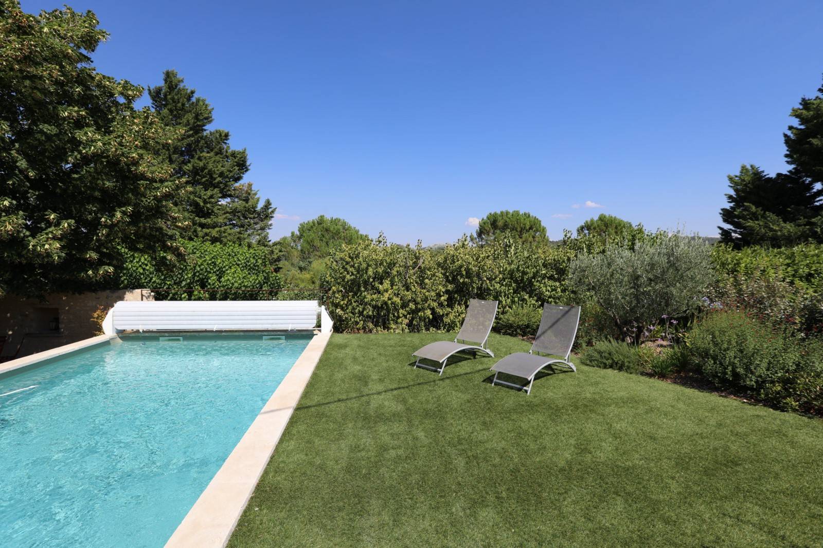 Maison de charme dans un Hameau de Gordes, rénovée avec piscine et vue   