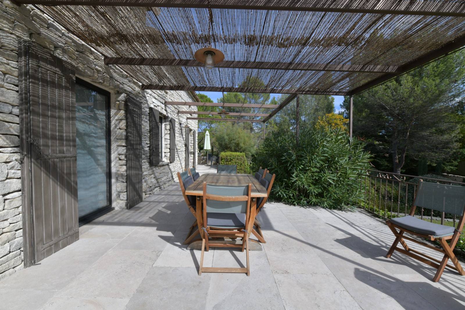 à Gordes, belle villa en pierres avec vues   