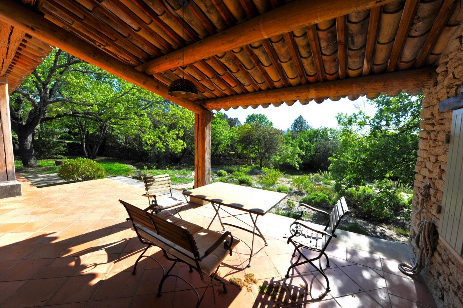 Gordes : Belle maison en pierres sur grand terrain   