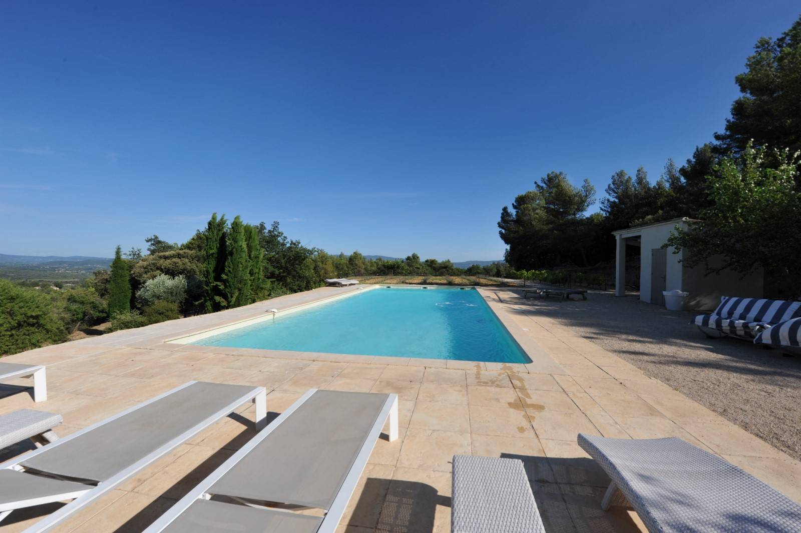 Luberon, villa avec vue panoramique sur 1,6 hectares   