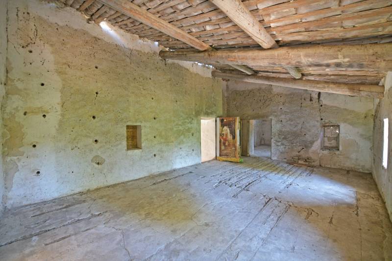 Authentique mas en pierre à rénover, entre Gordes, Cabrières-d’Avignon et Ménerbes, face au Luberon, sur plus de 2,3 ha avec vues exceptionnelles.