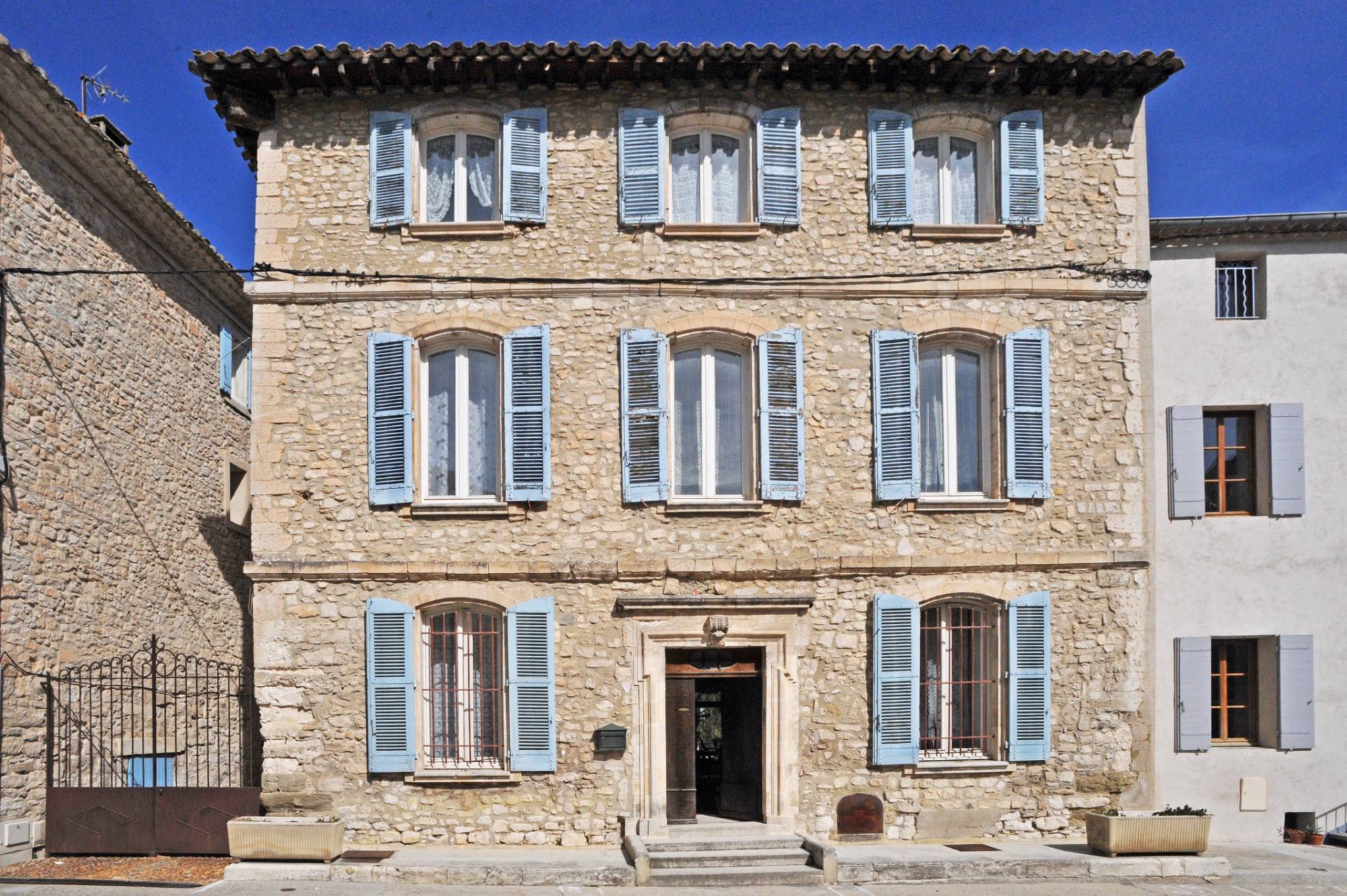 superbe maison de maître avec piscine au coeur d'un village à proximité de l'Isle-sur-la-Sorgue   