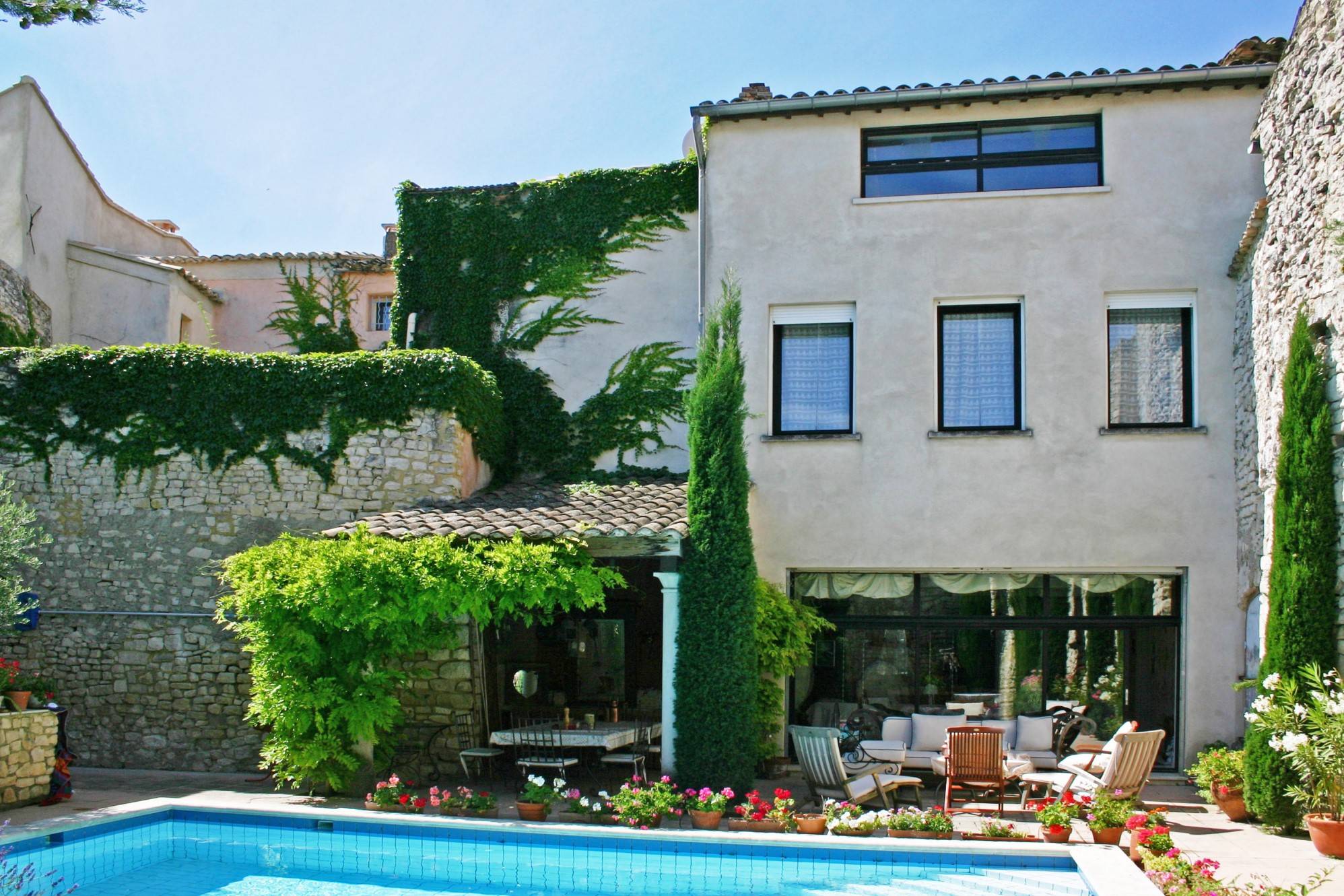 superbe maison de maître avec piscine au coeur d'un village à proximité de l'Isle-sur-la-Sorgue   