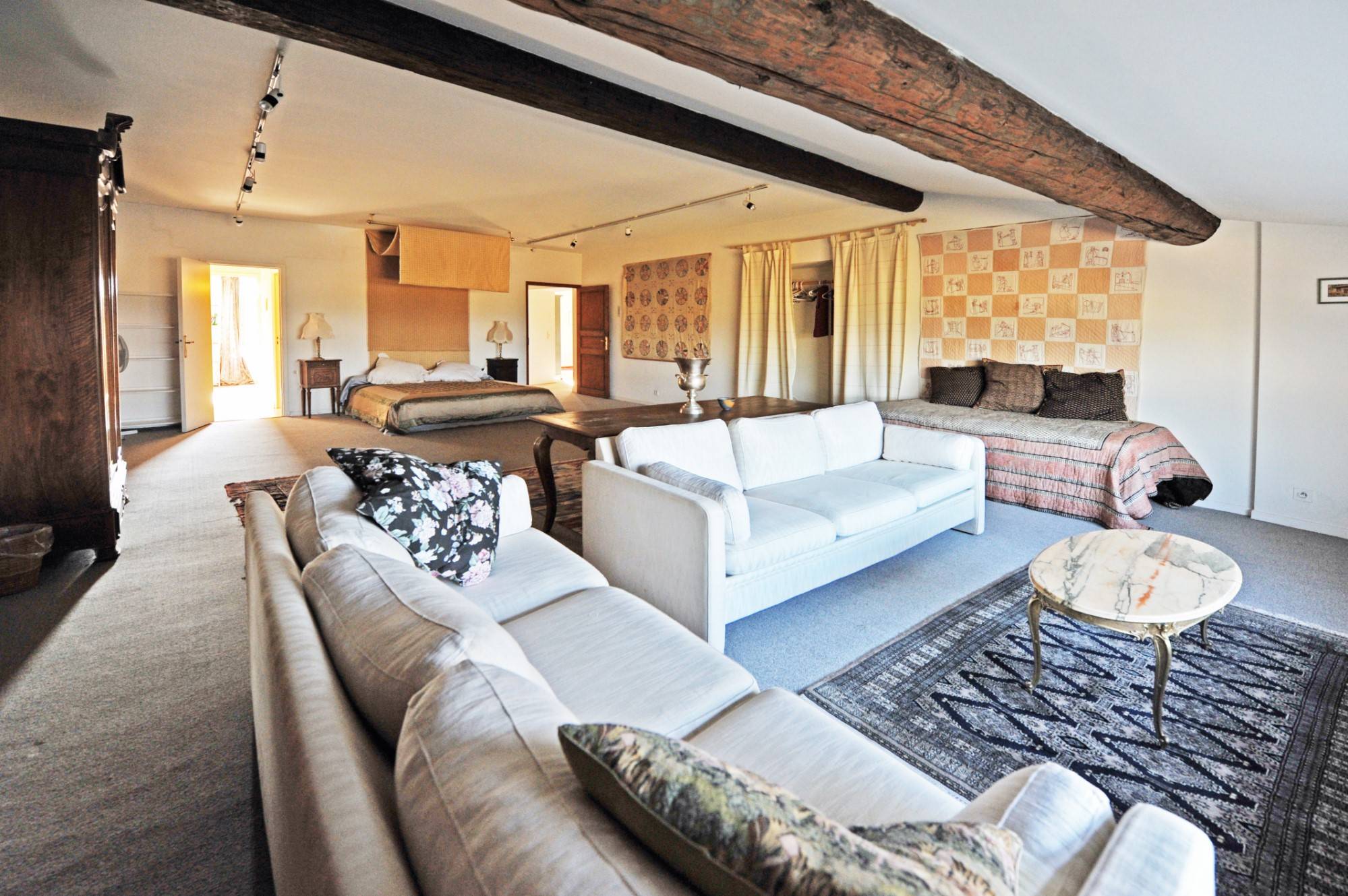 superbe maison de maître avec piscine au coeur d'un village à proximité de l'Isle-sur-la-Sorgue   